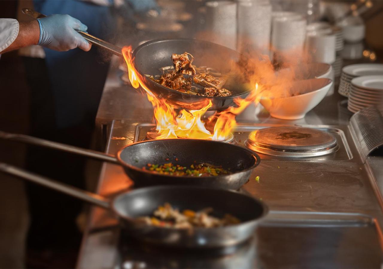 Crystal Inn Hotel - Alamein (Adults Only) El Alamein Ngoại thất bức ảnh A chef cooking with a wok